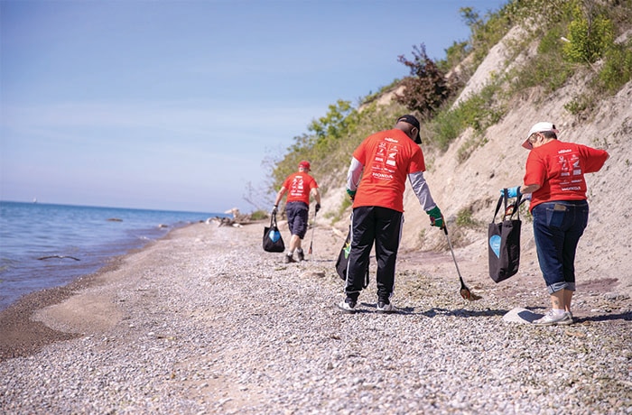 Image de bénévoles nettoyant le lac